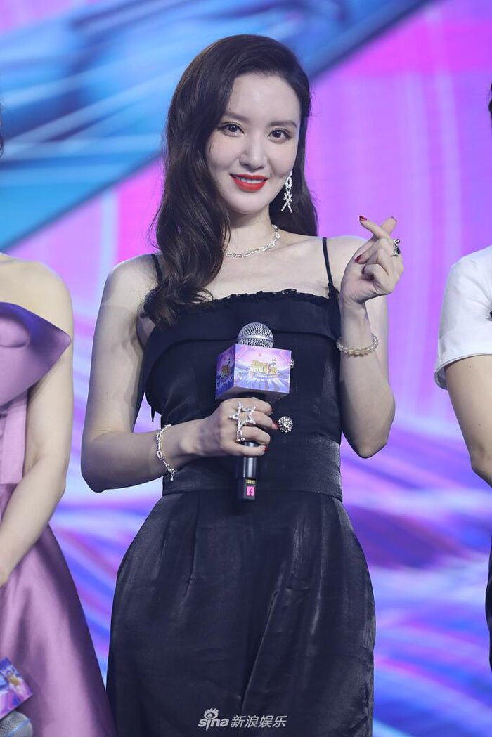 Hoa hậu Hoàn Vũ Trung Quốc Trương Manh đắp mặt nạ, đeo khẩu trang ở sân bay gây sốc ảnh 11