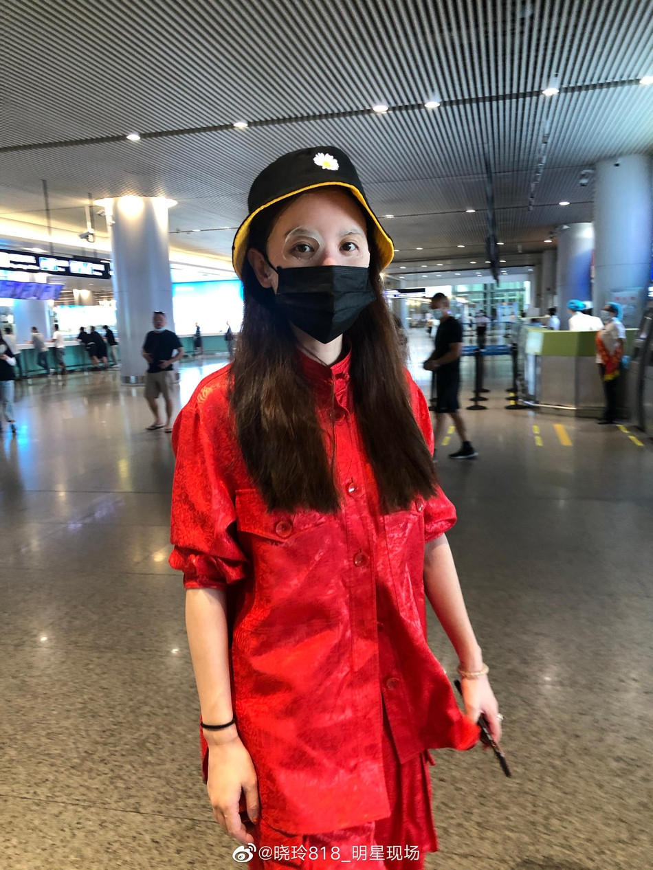 Hoa hậu Hoàn Vũ Trung Quốc Trương Manh đắp mặt nạ, đeo khẩu trang ở sân bay gây sốc ảnh 1