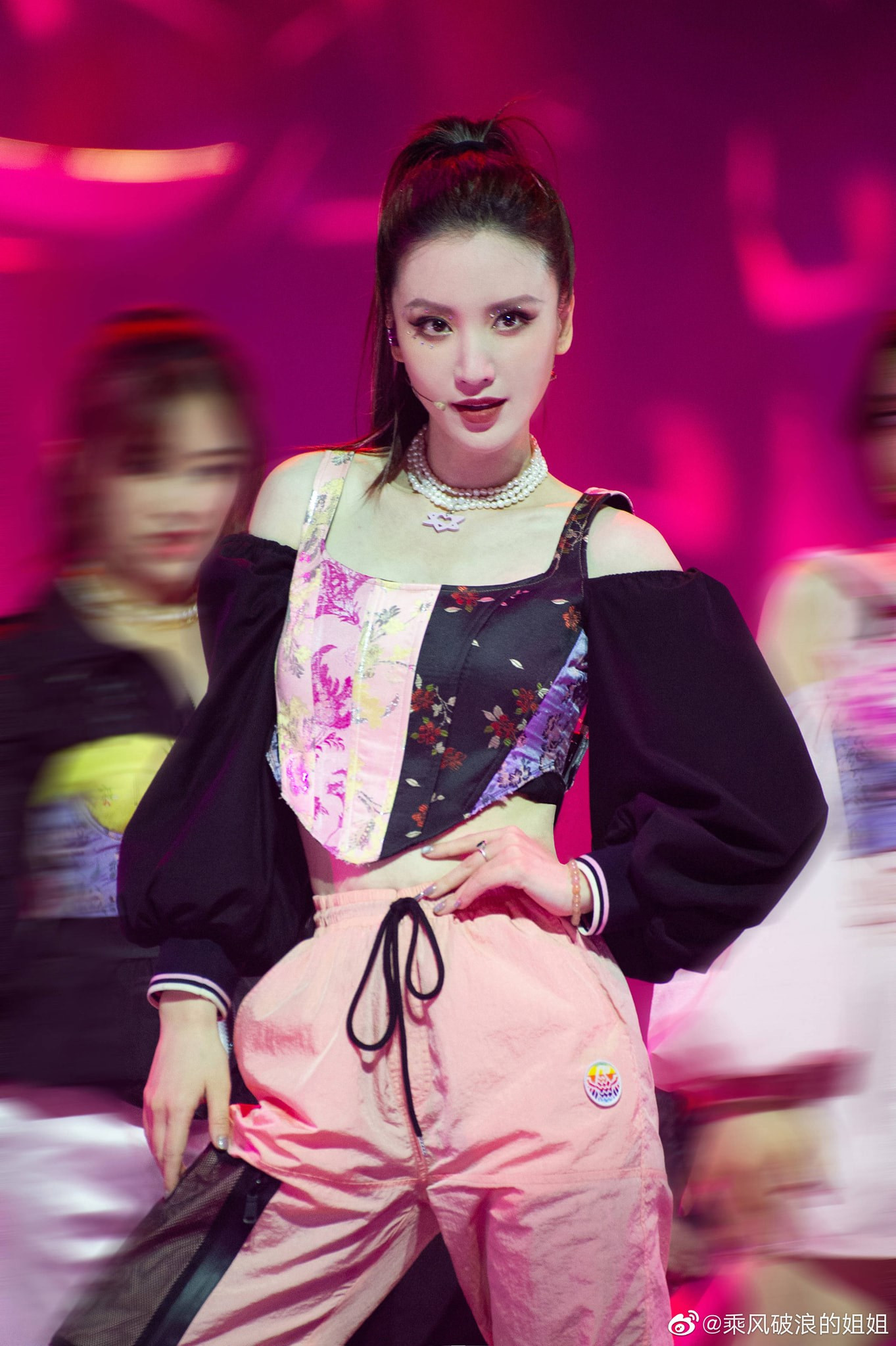 Hoa hậu Hoàn Vũ Trung Quốc Trương Manh đắp mặt nạ, đeo khẩu trang ở sân bay gây sốc ảnh 6