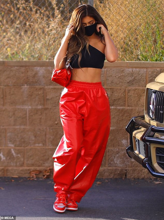 Diện crop-top lộ cơ bụng săn chắc, 'tỷ phú hụt' Kylie Jenner bất ngờ bị chê già ảnh 4