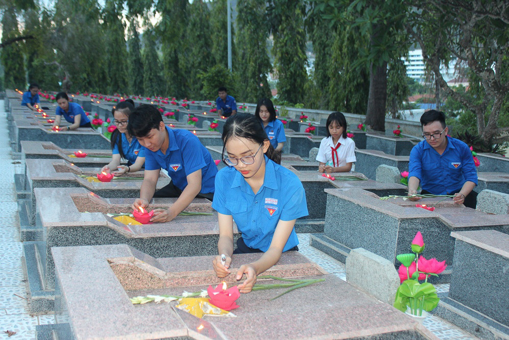 Hơn 1.000 đoàn viên, thanh niên Nha Trang thắp nến tri ân các anh hùng liệt sĩ ảnh 5