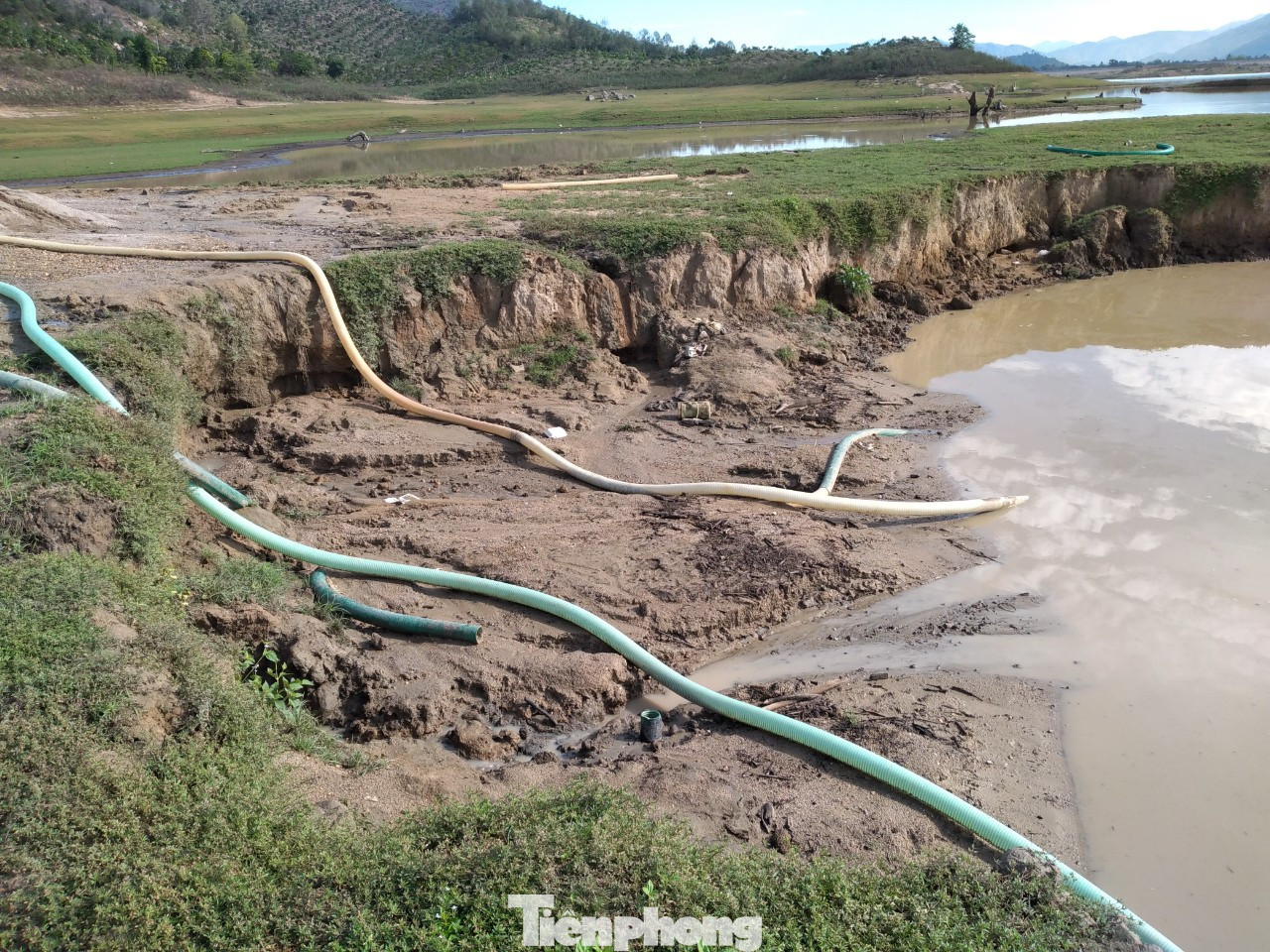 Bất chấp chỉ đạo, 'cát tặc' vẫn vô tư đào xới hồ thuỷ lợi ở Khánh Hoà ảnh 3