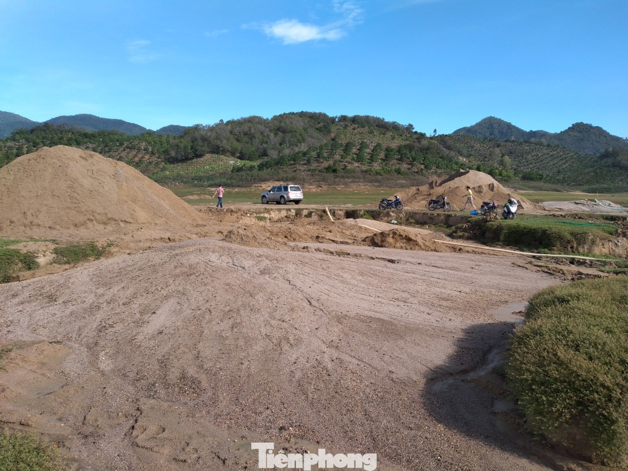 Bất chấp chỉ đạo, 'cát tặc' vẫn vô tư đào xới hồ thuỷ lợi ở Khánh Hoà ảnh 6