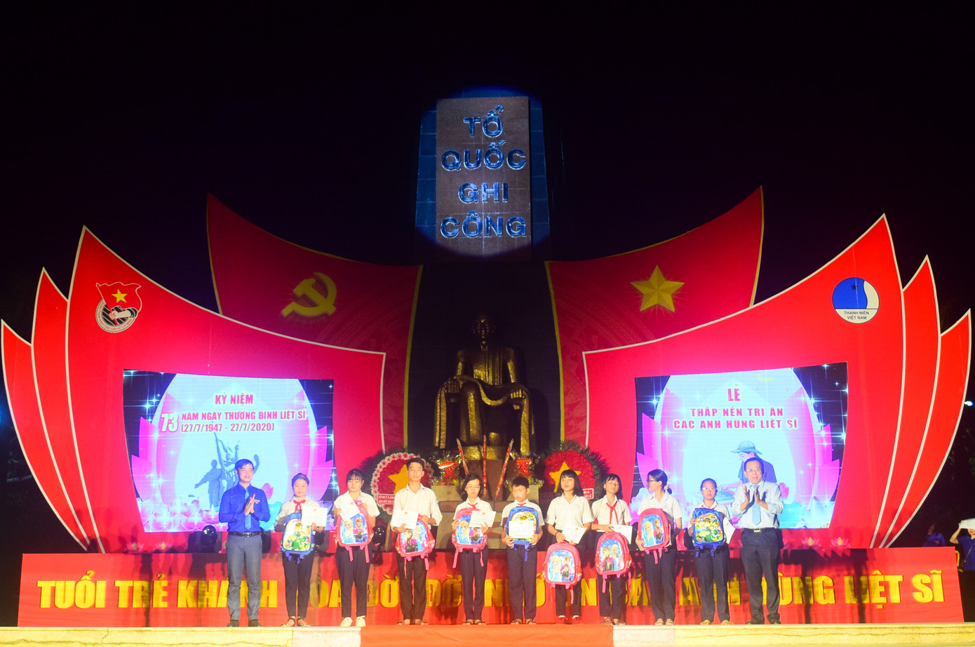 Hơn 1.000 đoàn viên, thanh niên Nha Trang thắp nến tri ân các anh hùng liệt sĩ ảnh 2