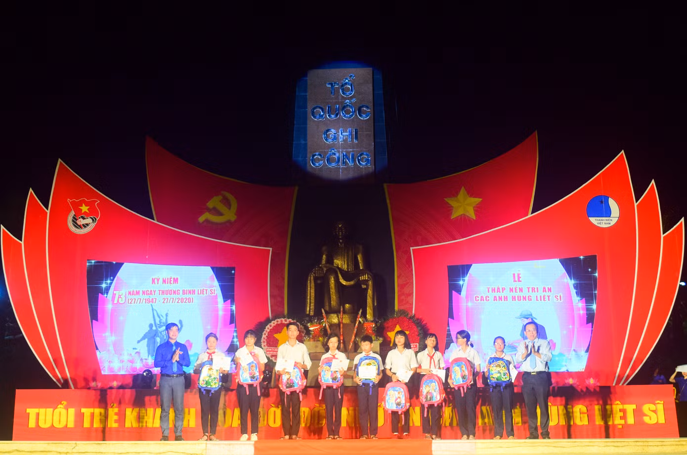 Hơn 1.000 đoàn viên, thanh niên Nha Trang thắp nến tri ân các anh hùng liệt sĩ ảnh 2
