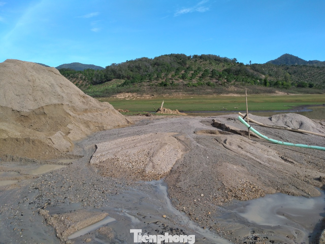 Bất chấp chỉ đạo, 'cát tặc' vẫn vô tư đào xới hồ thuỷ lợi ở Khánh Hoà ảnh 5