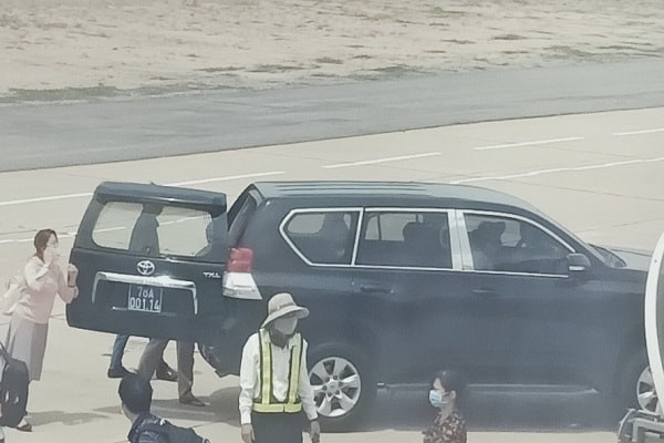 Chiếc xe biển xanh chở ông Sơn sát thang máy bay là Toyota Land Cruiser Prado. Ảnh Facebook. Phú Yên tiết lộ giá trị xe biển xanh đón Phó bí thư sát máy bay ảnh 1