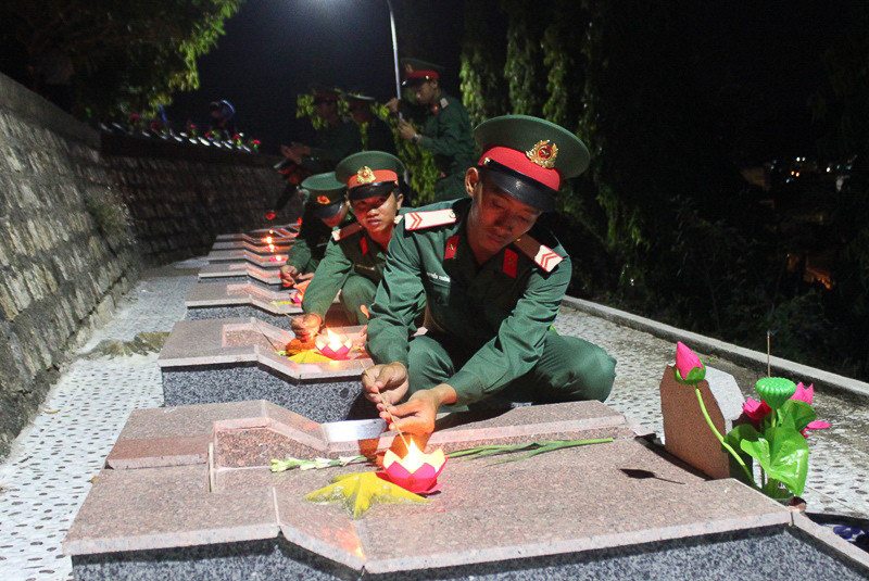 Hơn 1.000 đoàn viên, thanh niên Nha Trang thắp nến tri ân các anh hùng liệt sĩ ảnh 4