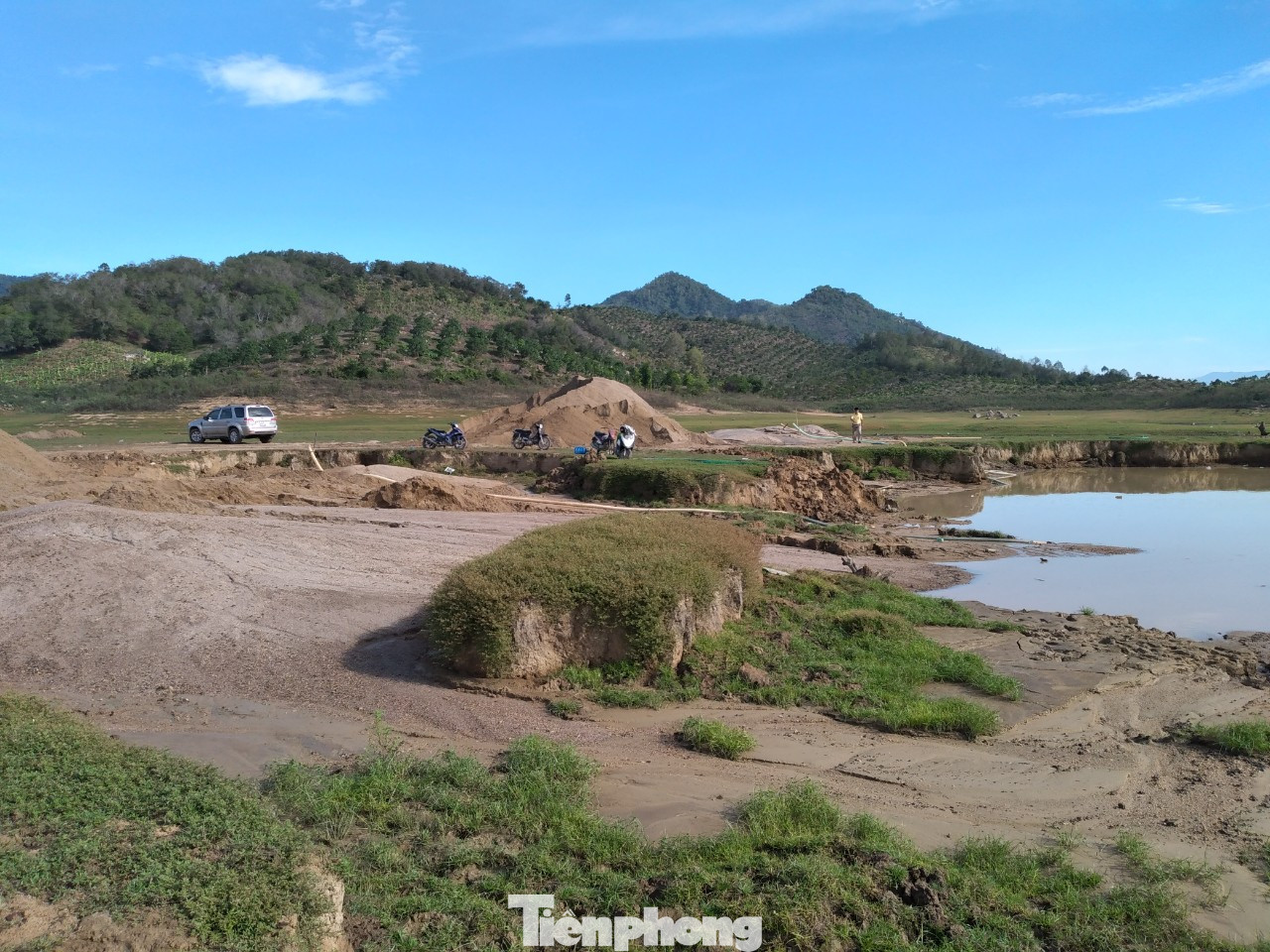 Bất chấp chỉ đạo, 'cát tặc' vẫn vô tư đào xới hồ thuỷ lợi ở Khánh Hoà ảnh 4