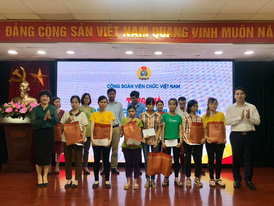 Gặp mặt, tặng quà công đoàn viên hoàn cảnh khó khăn các đơn vị thuộc TƯ Đoàn ảnh 2