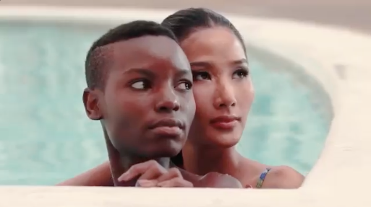 Hoàng Thuỳ sexy đầy thần thái khi chụp bikini ở bể bơi bên dàn đối thủ nặng ký ảnh 6