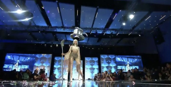 Truyền thông Mỹ khen ngợi Hoàng Thuỳ trình diễn 'Cafe phin sữa đá' ở bán kết ảnh 2