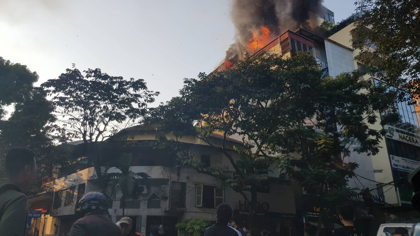 Cháy lớn tại quán karaoke phố Thi Sách ảnh 2