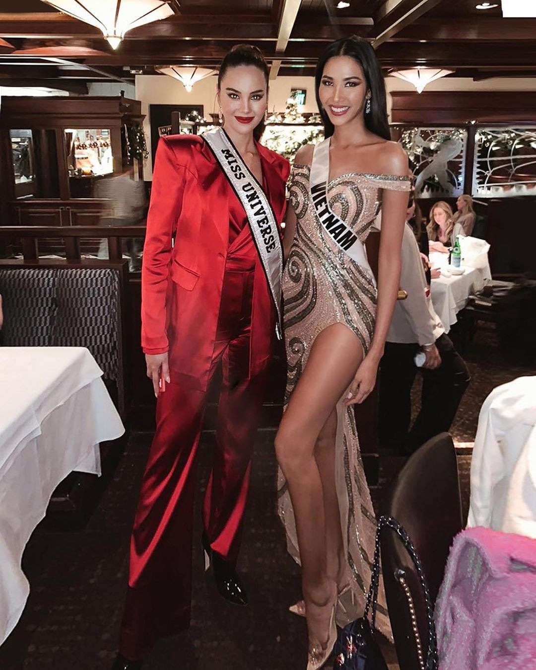 Màn đọ sắc fan mong chờ nhất: Hoàng Thuỳ quyến rũ bên Hoa hậu Catriona Gray ảnh 1