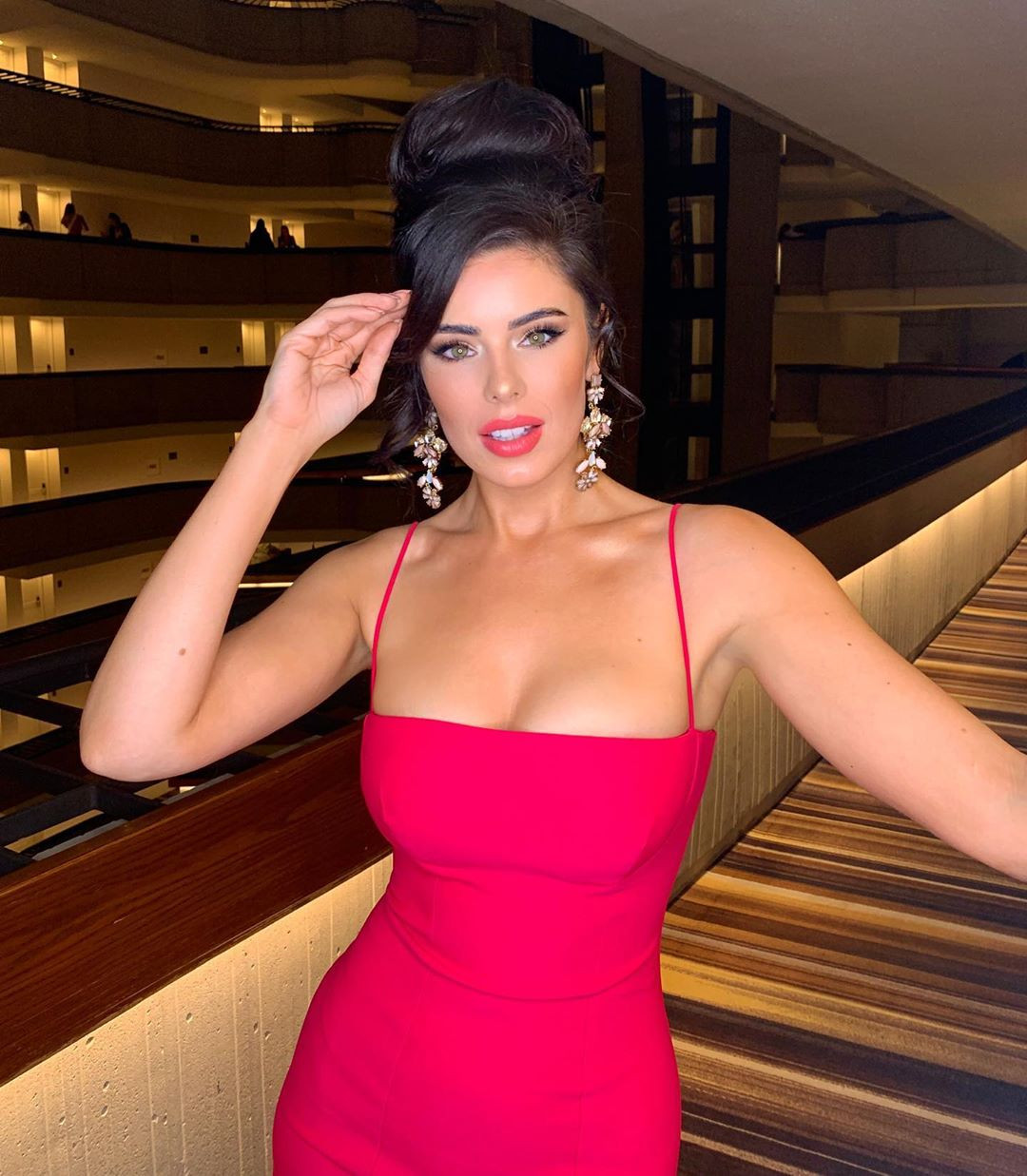 Màn đọ sắc fan mong chờ nhất: Hoàng Thuỳ quyến rũ bên Hoa hậu Catriona Gray ảnh 2