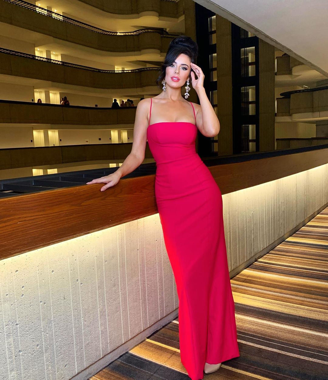 Màn đọ sắc fan mong chờ nhất: Hoàng Thuỳ quyến rũ bên Hoa hậu Catriona Gray ảnh 3