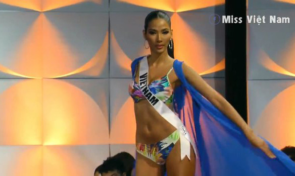Hoàng Thuỳ 'gây bão' bán kết Miss Universe với kỹ năng 'bamboo walk' điêu luyện ảnh 2