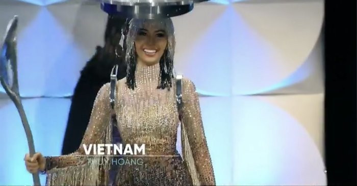 Truyền thông Mỹ khen ngợi Hoàng Thuỳ trình diễn 'Cafe phin sữa đá' ở bán kết ảnh 1