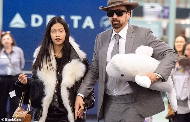 Nhan sắc 'cực ngầu' của bạn gái tài tử Nicolas Cage ảnh 1
