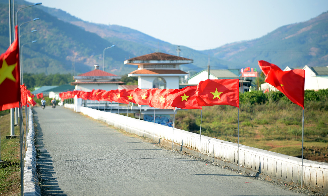 Cung đường Tiền Phong Marathon rợp cờ đỏ sao vàng và thanh âm cồng chiêng đại ngàn ảnh 6