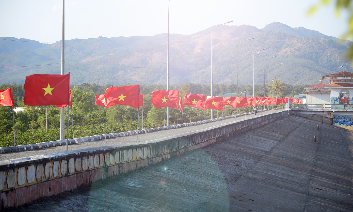 Cung đường Tiền Phong Marathon rợp cờ đỏ sao vàng và thanh âm cồng chiêng đại ngàn ảnh 7