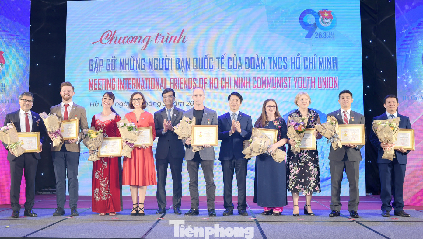T.Ư Đoàn tặng kỷ niệm chương 'Vì thế hệ trẻ' cho 15 cá nhân nước ngoài ảnh 6