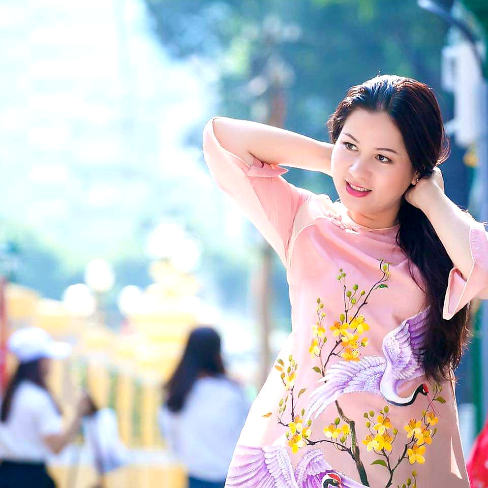 Chuyện đời thường của tác giả 'Thời hoa đỏ' ảnh 1