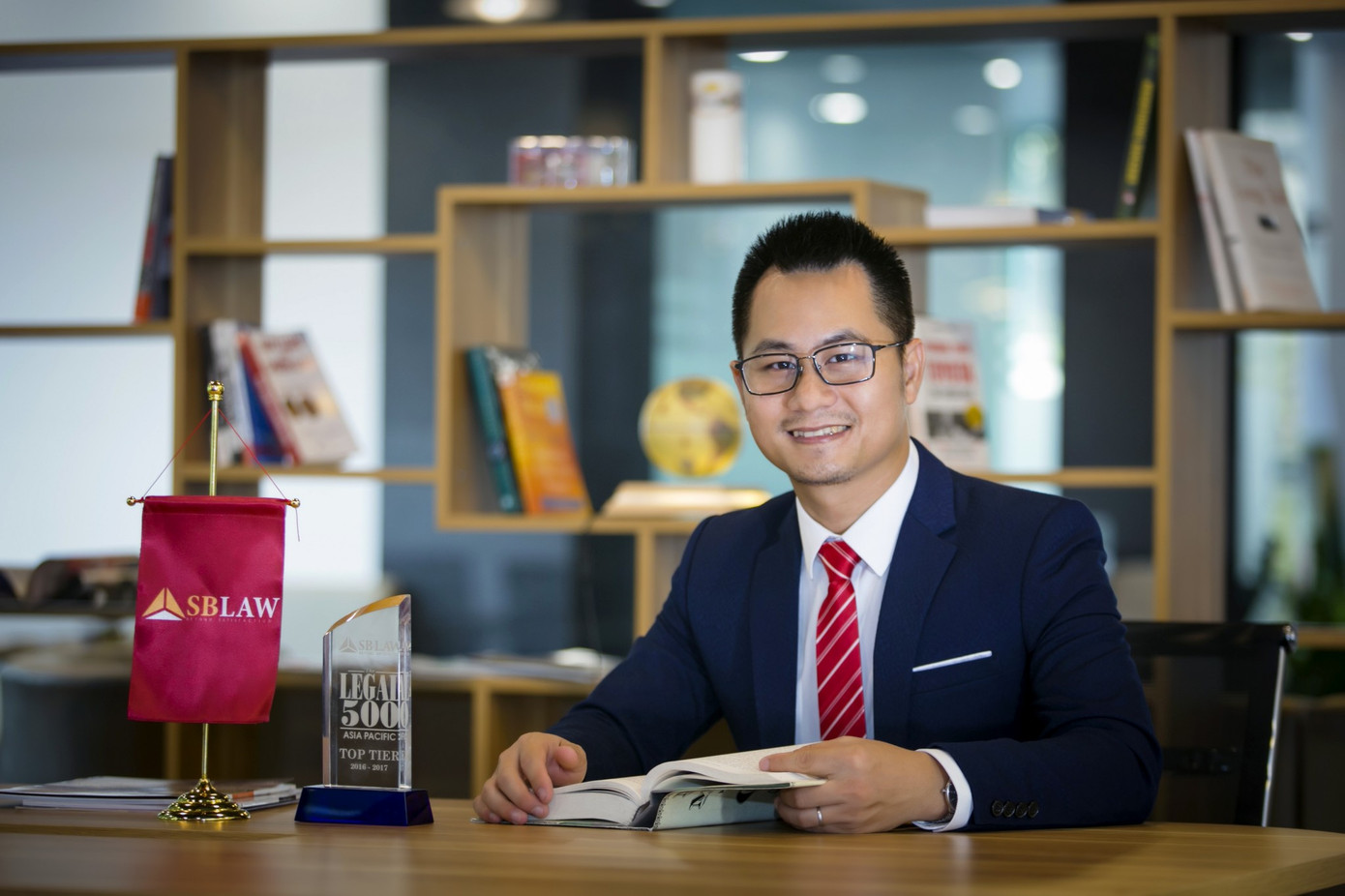 Hoá trang 'người mặc đồ đen': Sống ảo nhưng… đi tù là thật ảnh 3