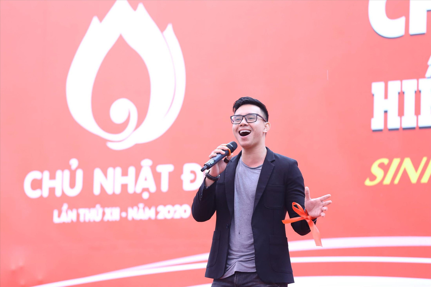 Nghệ sỹ truyền lửa ở Chủ nhật Đỏ ảnh 1