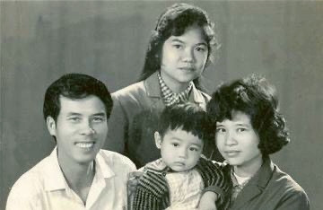 Chuyện đời thường của tác giả 'Thời hoa đỏ' ảnh 3