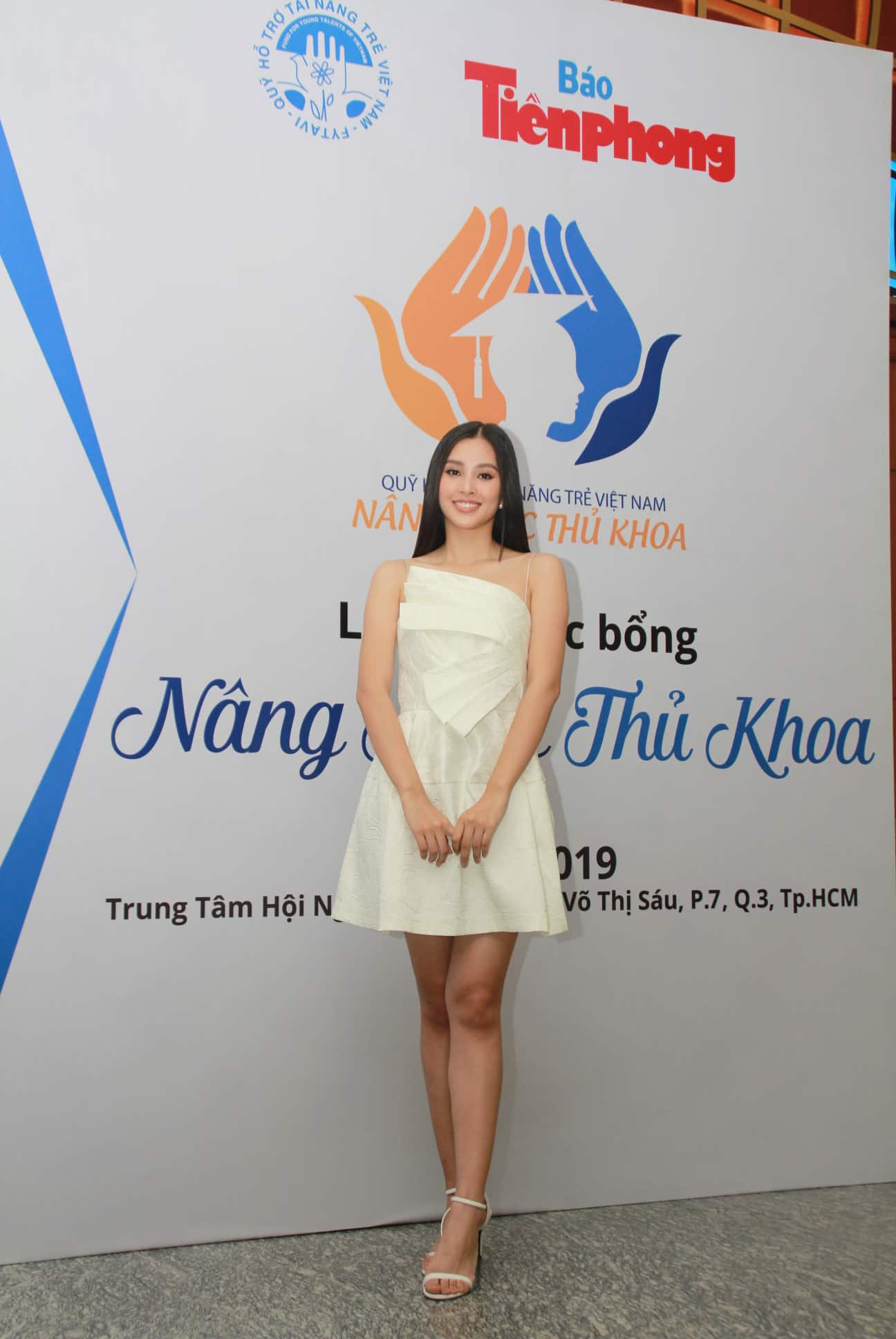 Hoa hậu Tiểu Vy tinh khôi váy trắng giao lưu với các tân thủ khoa ảnh 3