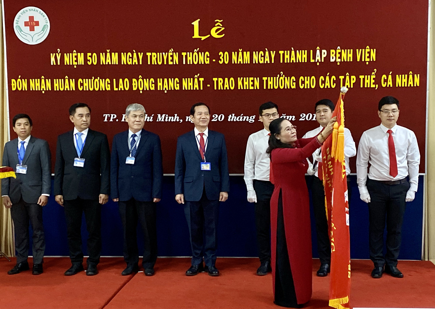 Bệnh viện Nhân dân 115 vinh dự đón nhận Huân chương Lao động hạng Nhất ảnh 1