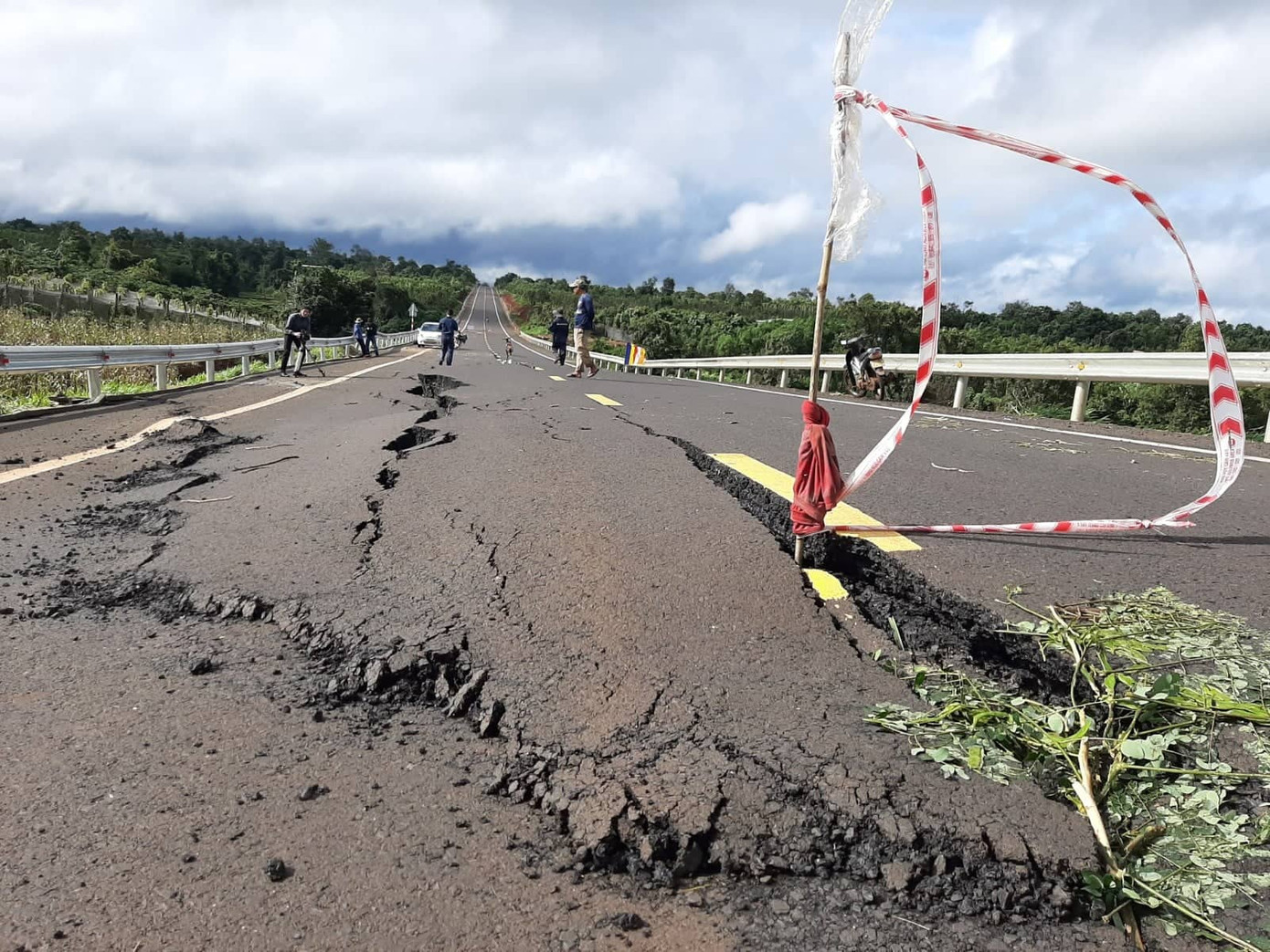 Đường 250 tỉ vừa làm xong đã nứt kinh hoàng: Đơn vị quản lý nói gì? ảnh 1
