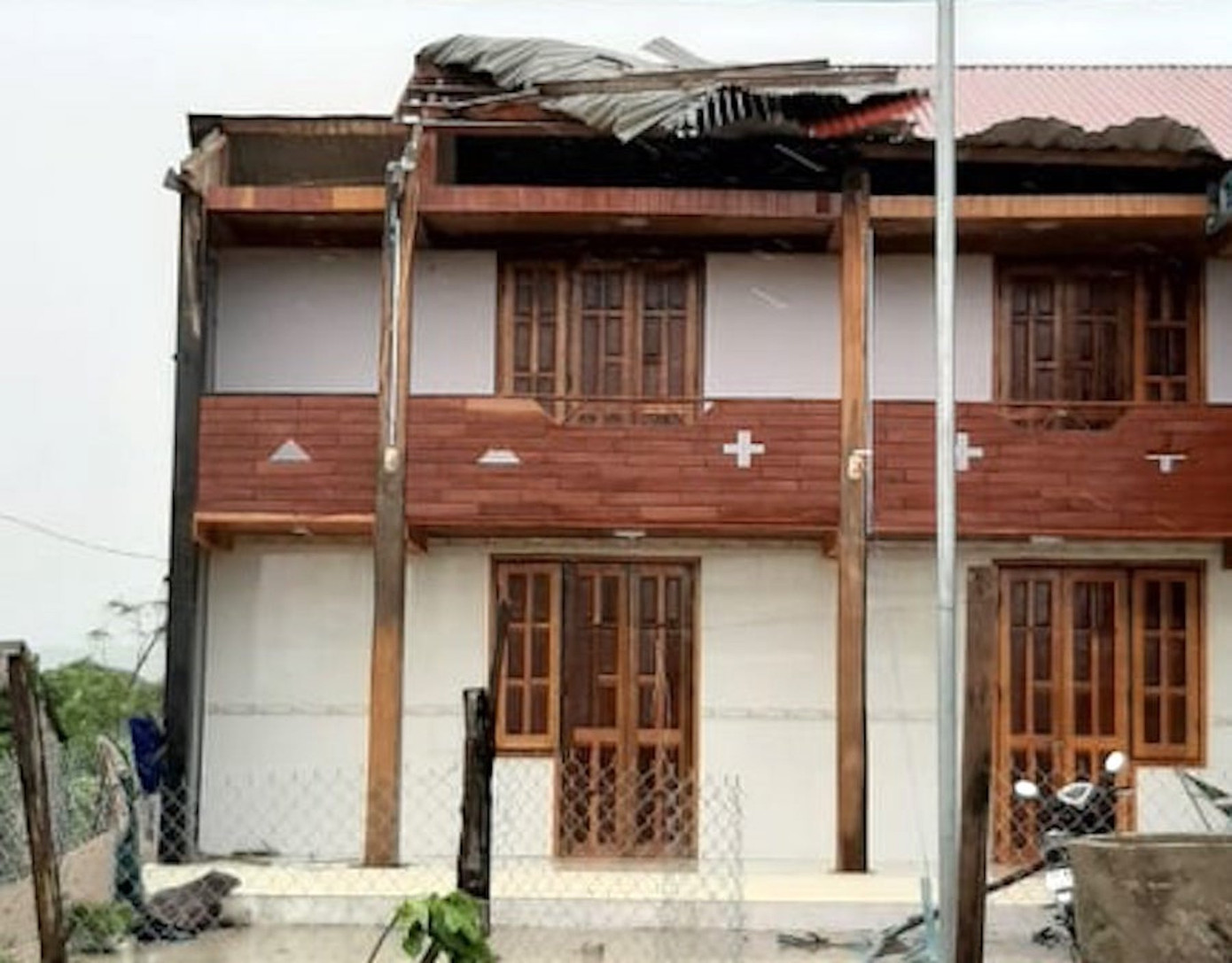 Bão số 9 cuốn trôi cầu, tốc hàng loạt mái nhà ở Gia Lai - Kon Tum ảnh 2