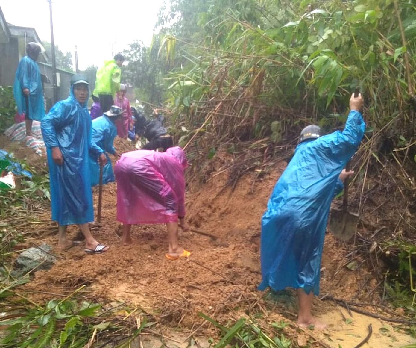 Bão số 9 cuốn trôi cầu, tốc hàng loạt mái nhà ở Gia Lai - Kon Tum ảnh 4