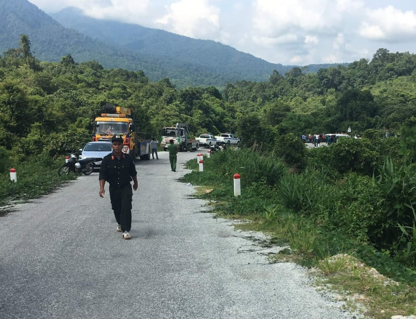 Xe khách lao xuống vực, ít nhất 5 người chết, 30 người bị thương ảnh 1