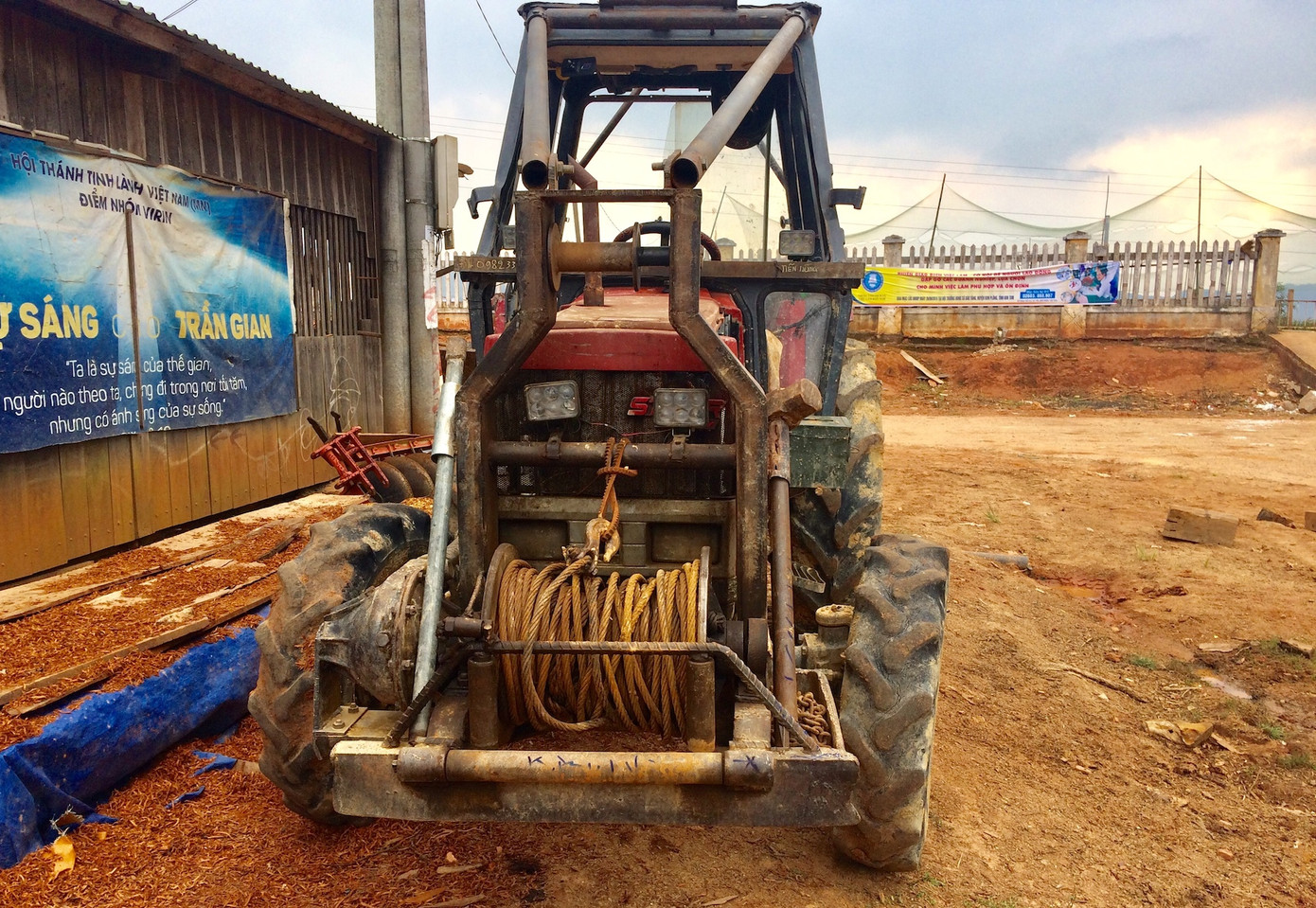 Đã khoanh vùng được nhóm đối tượng đưa máy cày độ vào phá rừng Kon Plong ảnh 1