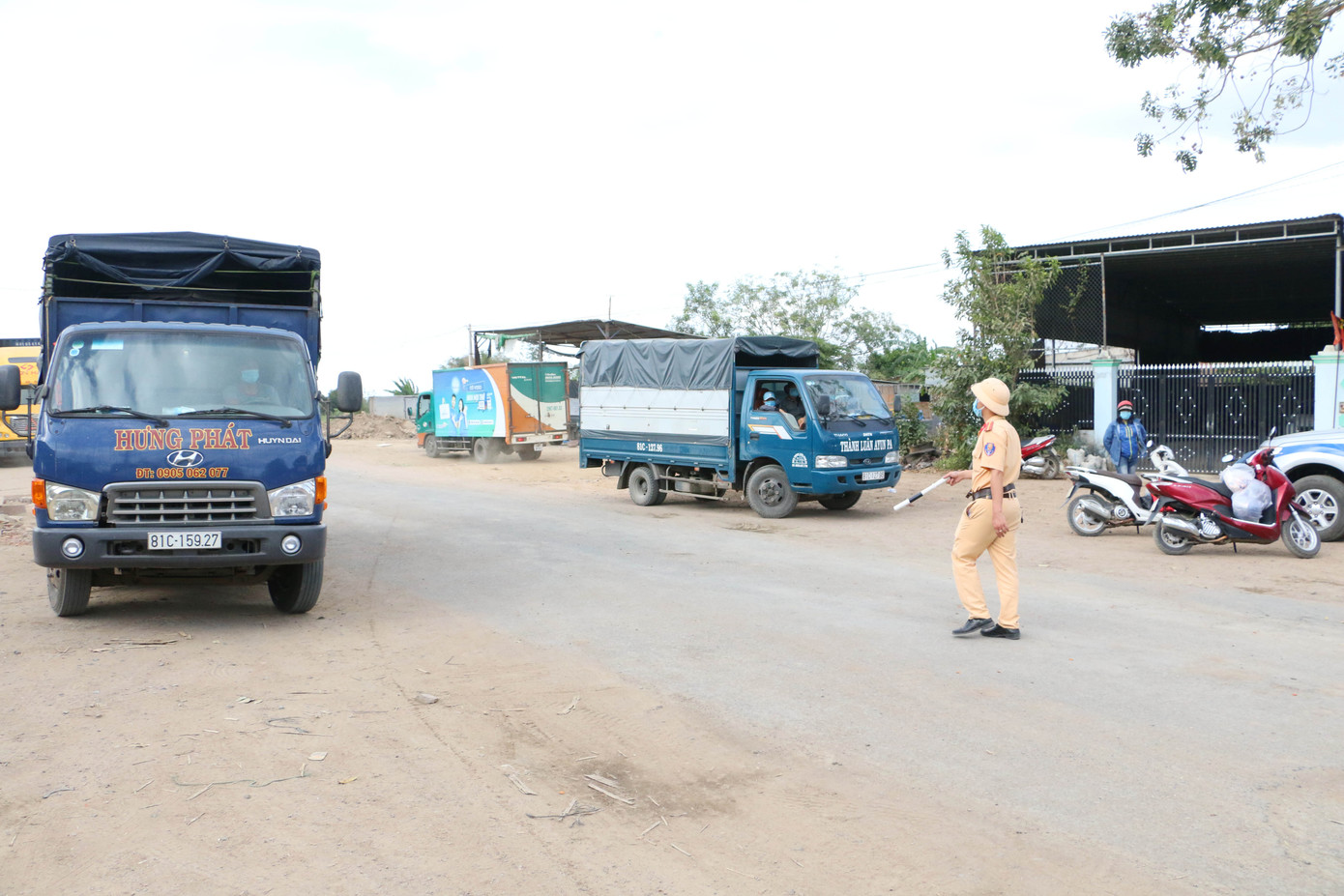 Quân đoàn 3 phun hoá chất khử khuẩn nơi bị phong toả ở Gia Lai ảnh 10