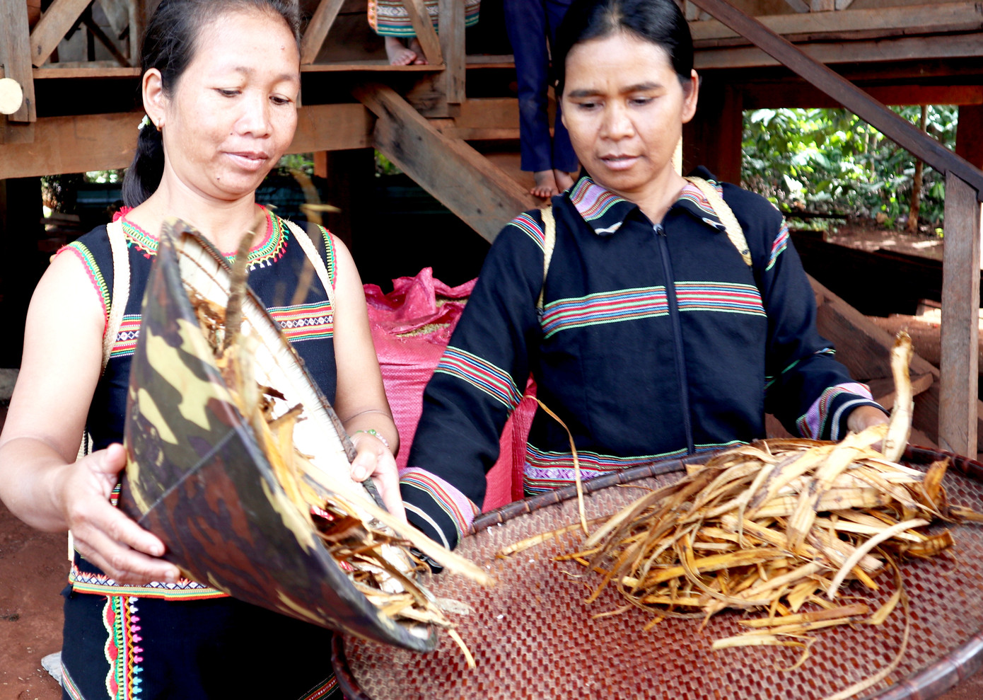 Độc đáo men rượu cần ‘trống mái’ của người Ba Na ảnh 1