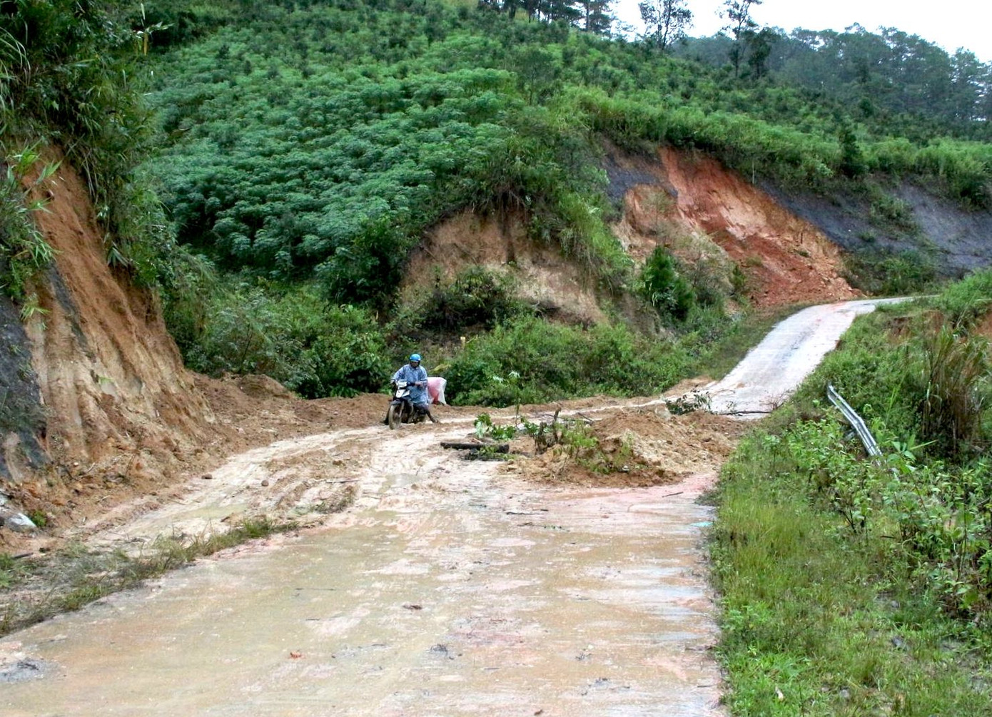 Lạnh gáy với những điểm sạt lở ở Gia Lai - Kon Tum ảnh 6