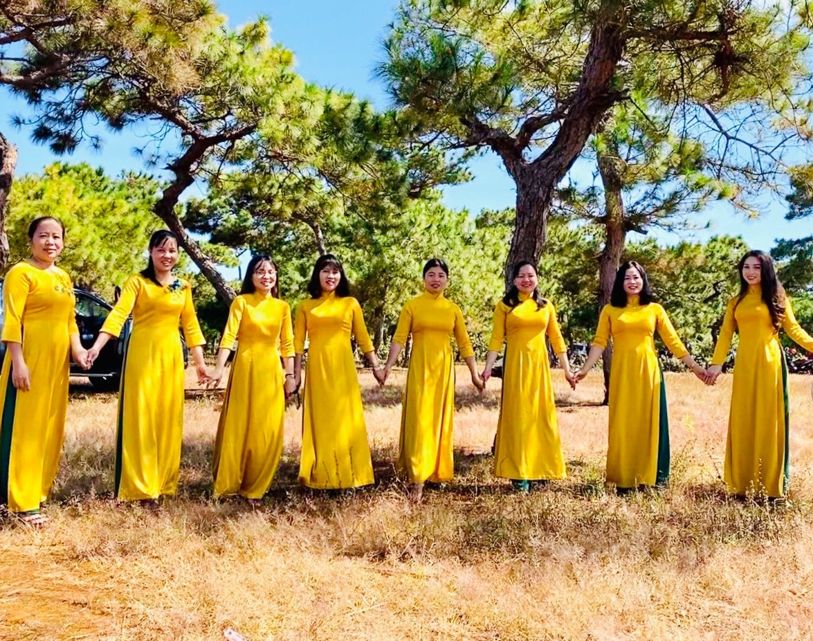 Đổ xô tới ngọn đồi bị loại cỏ 'nhuộm' màu hồng quyến rũ ảnh 7