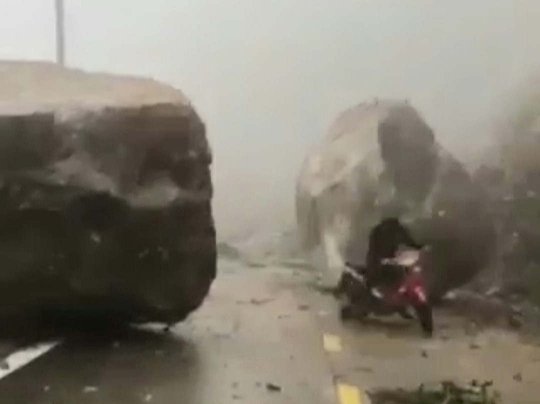 Những tảng nặng hàng trăm tấn chặn ngang đường Trường Sơn Đông