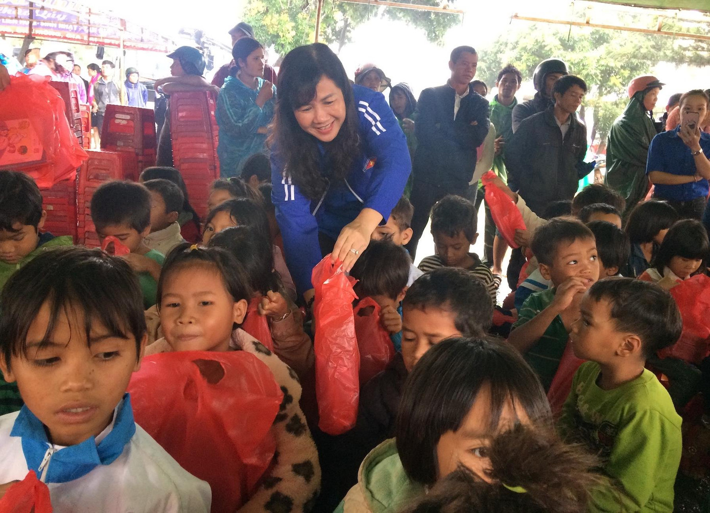 Cảm động không khí đón tết trung thu dưới mưa của thiếu nhi Gia Lai ảnh 8