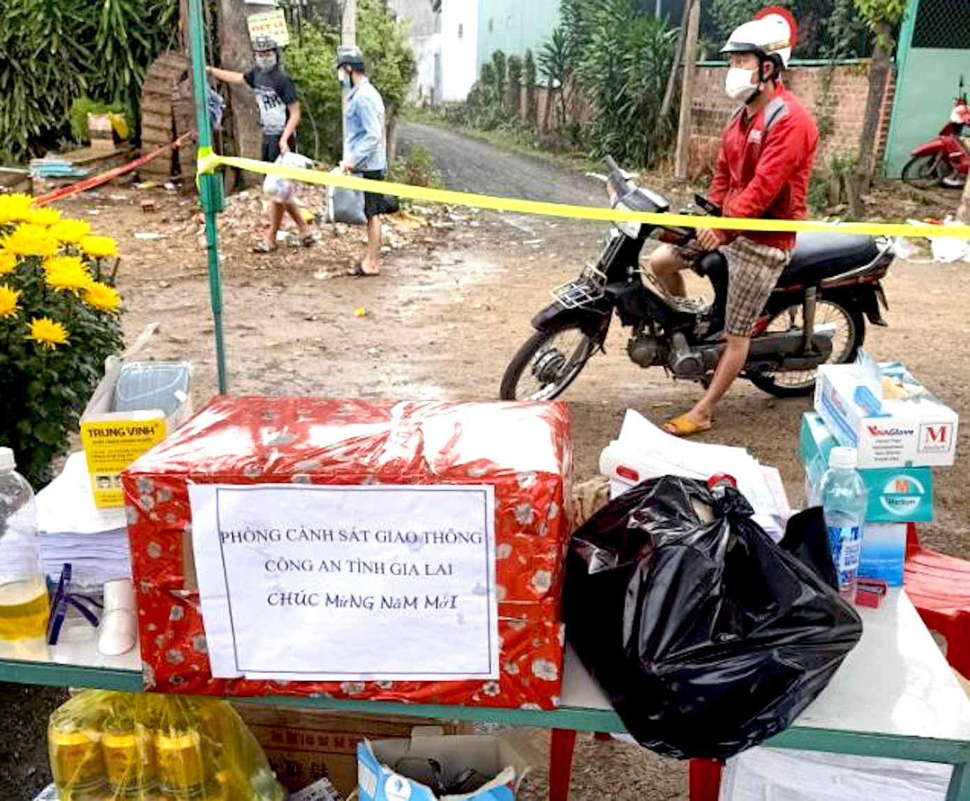 Xem cán bộ y tế, chiến sĩ ở Gia Lai đón Tết trên chốt gác ‘chống giặc’ COVID-19 ảnh 10