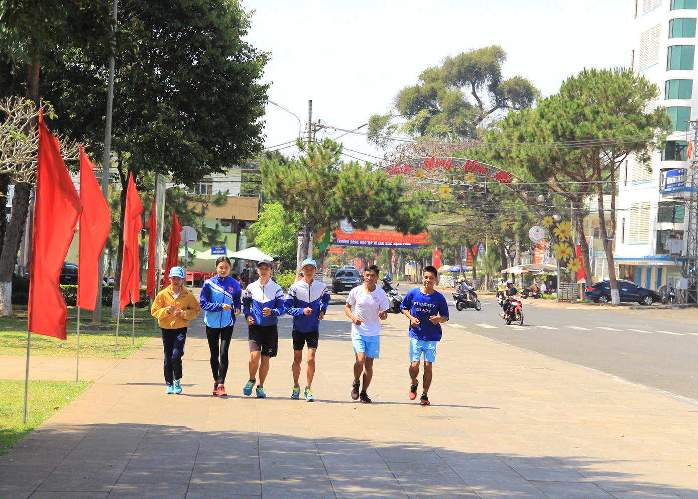 VĐV Gia Lai 'luyện công' trước ngày tranh tài tại Tiền Phong Marathon ảnh 1