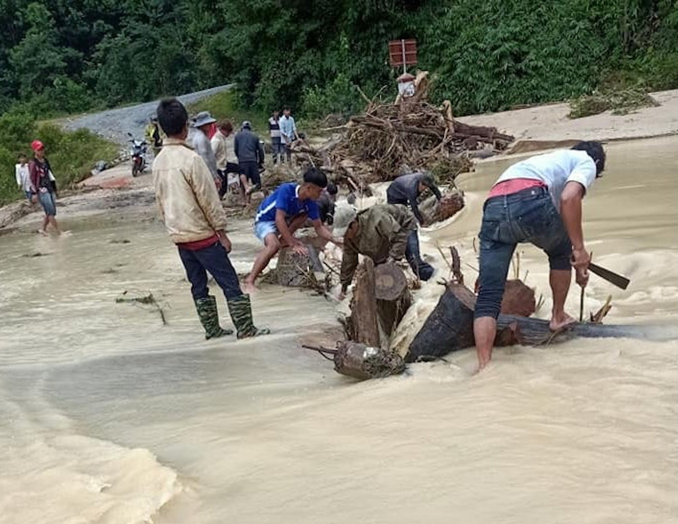 Thanh niên Kon Tum giúp người dân khắc phục hậu quả sau bão ảnh 2