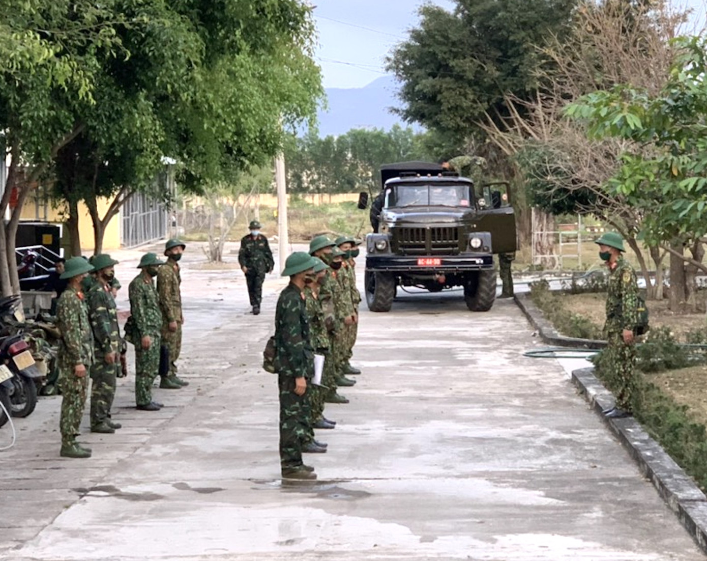 Quân đoàn 3 phun hoá chất khử khuẩn nơi bị phong toả ở Gia Lai ảnh 2