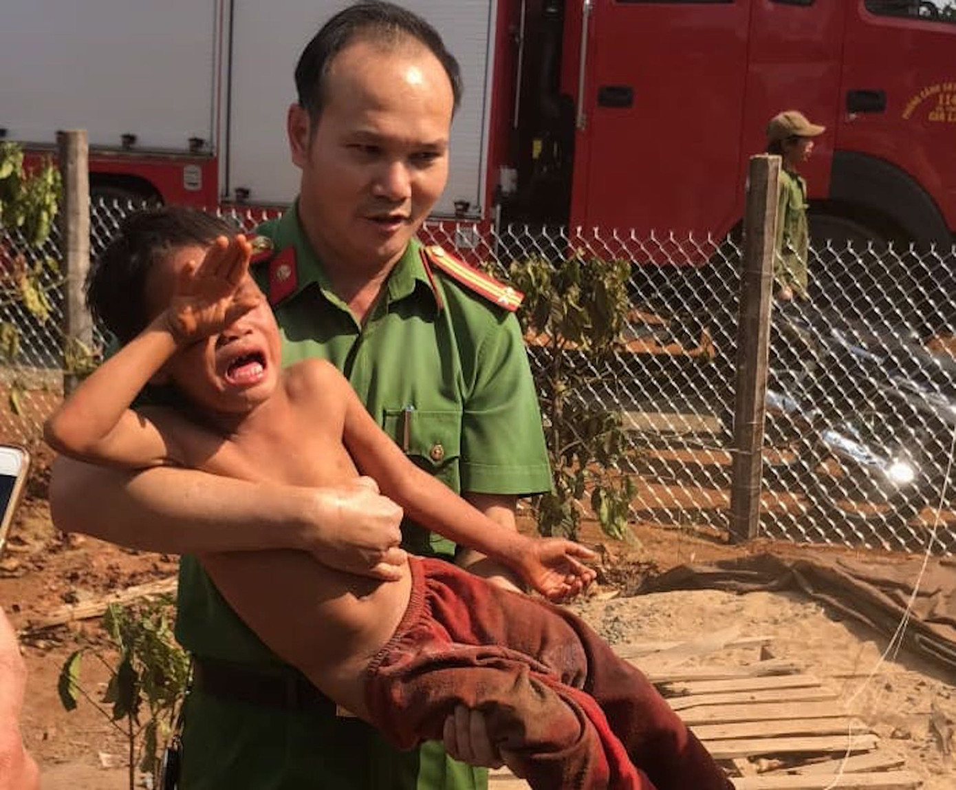 Giải cứu bé trai lọt xuống vị trí hiểm trụ điện cao thế ảnh 2