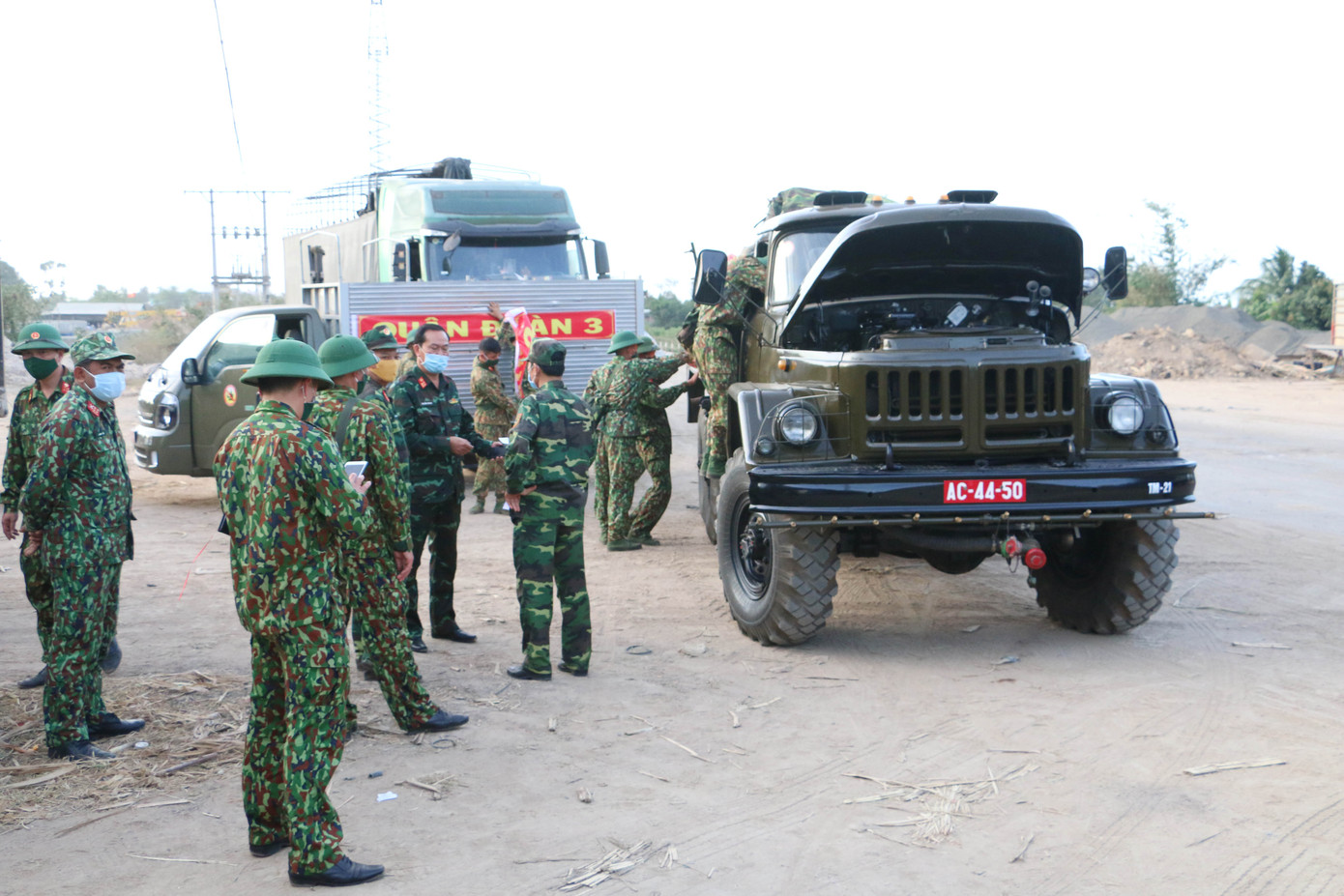 Quân đoàn 3 phun hoá chất khử khuẩn nơi bị phong toả ở Gia Lai ảnh 1