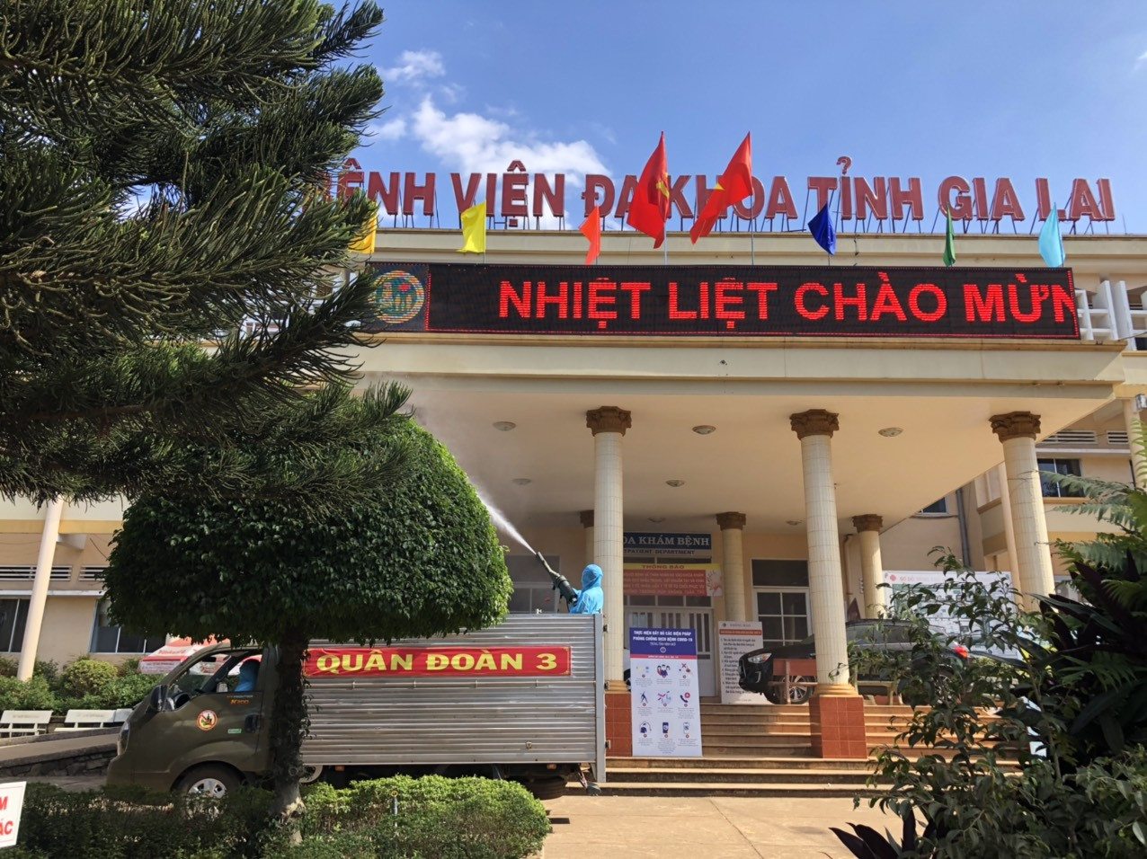 Quân đoàn 3 phun hoá chất khử khuẩn hàng loạt điểm ở Gia Lai ảnh 1